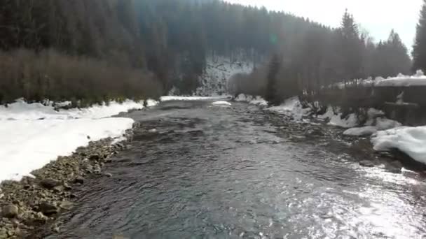 Alacsony repülő a folyó felett a téli hegyekben. tél Kárpátok Ukrajna — Stock videók