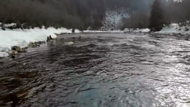 Baixo voando sobre o rio nas montanhas de inverno. inverno cárpatos Ucrânia — Vídeo de Stock