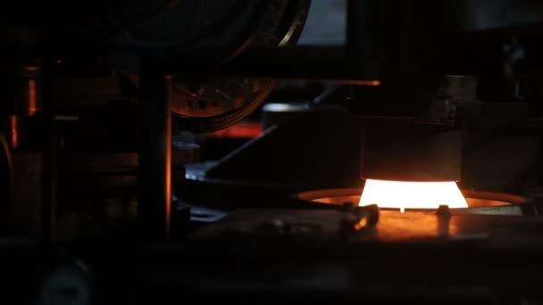 用玻璃制成的绝缘体的形式. 在工厂生产电力绝缘体. 熔融玻璃. — 图库视频影像