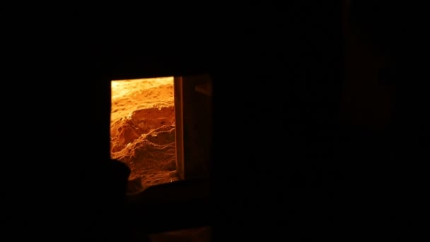 Az ablak a kemencében abnormálisan magas olvadáspontja üveg. A hőmérséklet, amelyen a homok olvad. — Stock videók