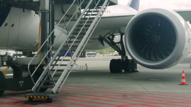 Samolot turbinowy, który przygotowuje się do lotu. Silnik odrzutowy zaczyna obracać się przeciwko niebu — Wideo stockowe