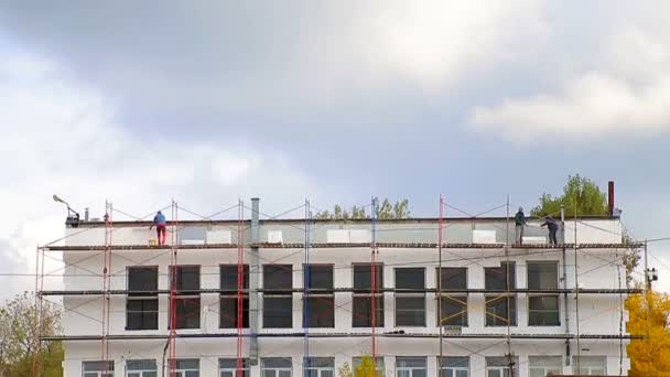 Travailleurs qui isolent la façade de la maison . — Video