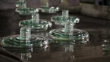 Yalıtıcılar bitti, suda soğutulduktan sonra taşıyıcı ile taşı.