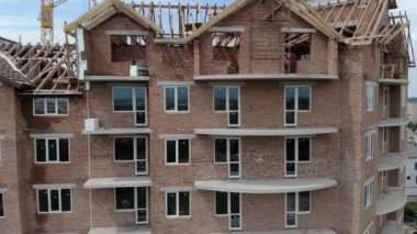 Tuğladan bir evin hava inşaatı. Tahta çatı kurulumu