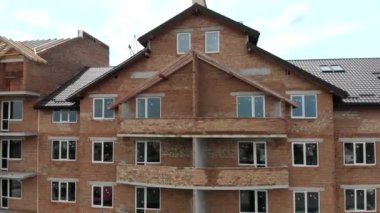 Tuğladan bir evin hava inşaatı. Tahta çatı kurulumu