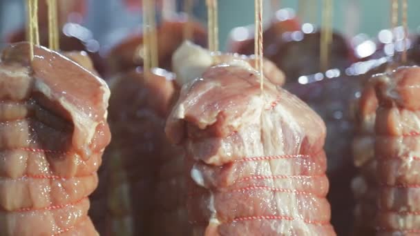 Trozos de carne cruda atados con hilo de comida, que se preparan para hornear en hornos industriales — Vídeos de Stock