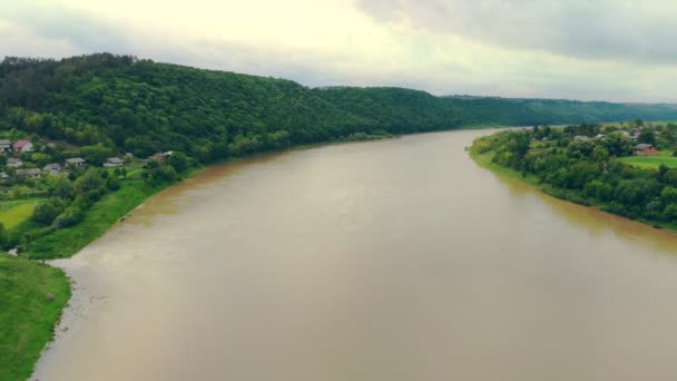 Вид на повітря велика річка затоплена брудною водою під час повені . — стокове відео