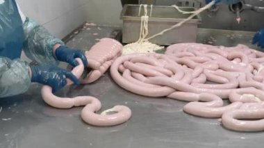 Sosis ve sosis üretim hattı. Manuel bağlantı sosis işçiler