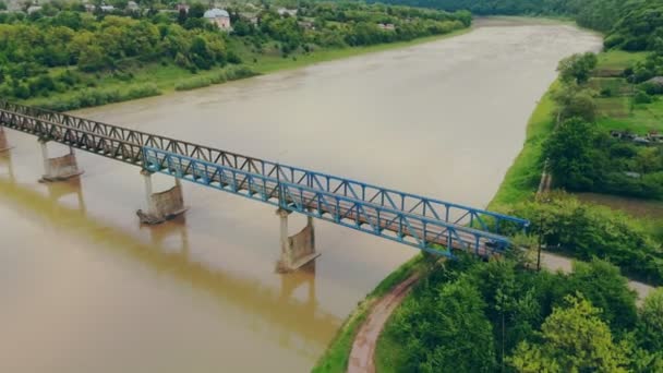Pont d'urgence qui passe devant une voiture. La voiture se déplace à travers le pont sur une rivière bondée pendant les inondations . — Video