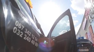 Ukrayna. Lviv. 24 Nisan 2020. Güvenlik görevlileri olay yerine varmış. Bekçi arabadan çıkar ve süpermarkete koşar. Silahlı adamlar süpermarkete koşar..