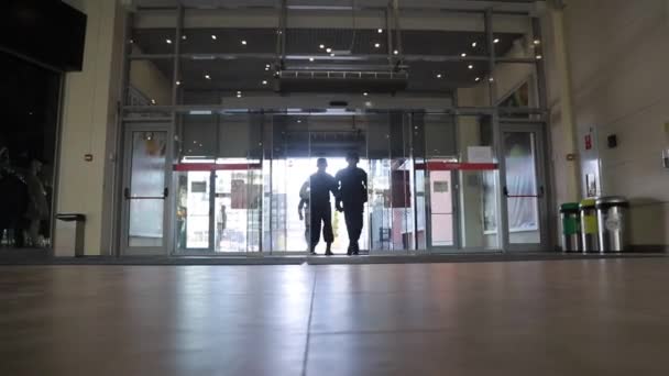 Ukraina. Lviv. Den 24 april 2020. Säkerhetsvakter anlände till brottsplatsen. Säkerheten tar slut och går till snabbköpet. Beväpnade män springer till snabbköpet. — Stockvideo