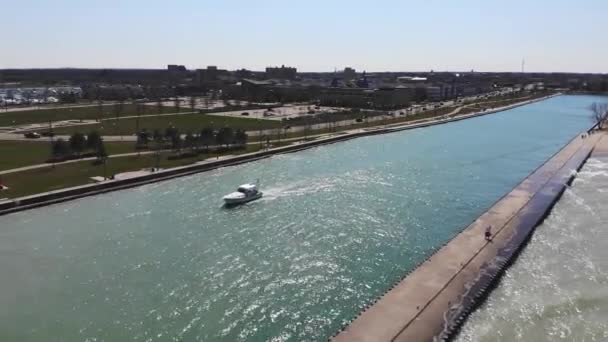 Aerial view white boat moving down a canal in Lake Michigan in Illinois — Stock Video