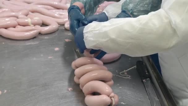 Ligne de production de saucisses et de saucisses. Travailleurs en saucisses à lien manuel — Video