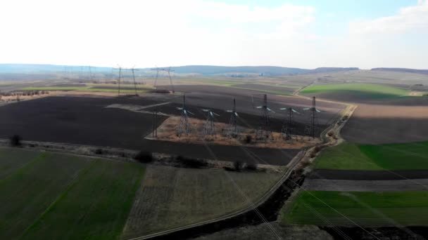 Lot nad liniami energetycznymi. Linie przesyłowe wysokiego napięcia o napięciu tysięcy kilowoltów — Wideo stockowe