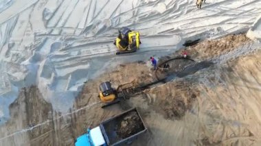 Bir inşaat sahasında havadan izleme cihazı. Traktörlerin ve diğer inşaat ekipmanlarının yardımıyla inşaat işi
