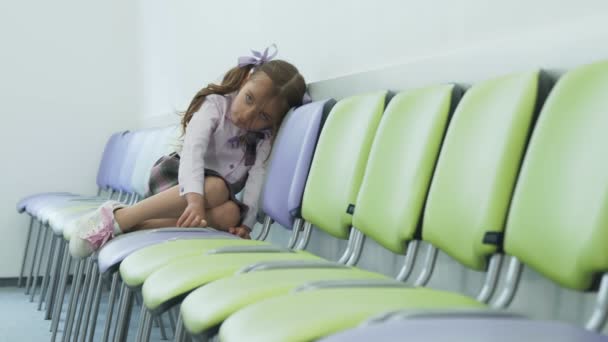 Trauriges Kleines Madchen Das Allein Auf Einem Stuhl Sitzt Und Traurig Ist Depressionen Bei Kleinen Kindern