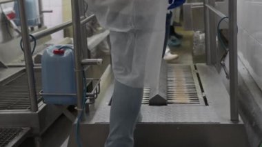 Giysiler sterilize ediliyor. Odaya girip çıkarken ayakkabıların otomatik temizlenmesi ve dezenfekte edilmesi. Antibakteriyel koruma, antiviral koruma.