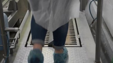 Giysiler sterilize ediliyor. Odaya girip çıkarken ayakkabıların otomatik temizlenmesi ve dezenfekte edilmesi. Antibakteriyel koruma, antiviral koruma.