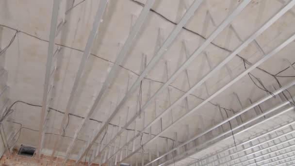 Trabajos de construcción e instalación de un techo suspendido. Panorama de soportes en el techo de la habitación . — Vídeos de Stock