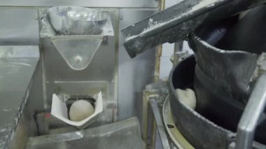 Fırın üretim hattı. Çörekler, hamuru pişirmek için otomatikman fırına düşerler..