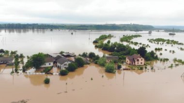 Sel baskınları ve su basmış evler. Toplu doğal afetler ve yıkım. Büyük bir şehir sel ve yağmurlardan sonra sular altında kalır..