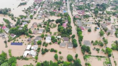 Aerial View City büyük bir nehir tarafından sular altında kaldı. Yağmur sırasında taşan ve büyük bir şehri sular altında bırakan bir nehir..