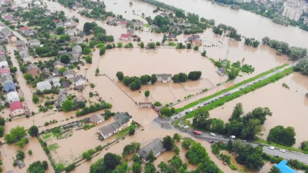 Ukraina. Galych 24 Juni 2020. Pemandangan udara Kota dibanjiri oleh sungai besar. Sebuah sungai yang meluap selama hujan dan membanjiri kota besar. — Stok Video