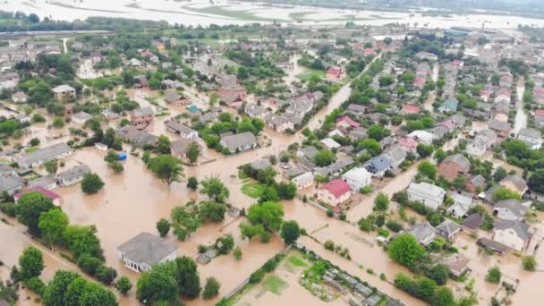 A légi kilátást elárasztja egy nagy folyó. Egy folyó, ami túlcsordult az esőben és elárasztott egy nagyvárost.. — Stock videók