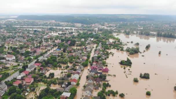 Ucraina. Galych 24 giugno 2020. Vista aerea La città è allagata da un grande fiume. Un fiume che traboccava durante le piogge e inondava una grande città. — Video Stock