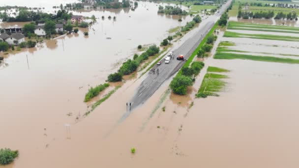 Autopista inundada. Camino inundado durante las inundaciones. Coches que no pueden pasar por el camino río inundado. — Vídeos de Stock