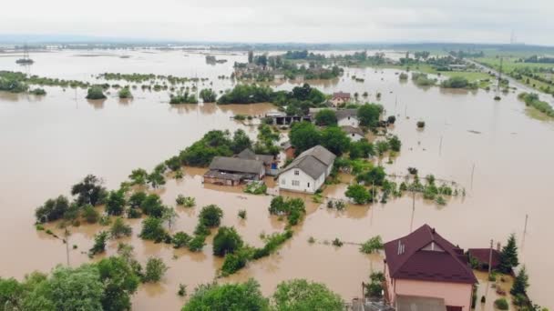 Légi kilátás Árvizek és elárasztott házak. Tömeges természeti katasztrófák és pusztítás. Egy nagy várost eláraszt az árvíz és az eső.. — Stock videók