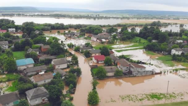Les gens qui sont dans une maison inondée par une rivière qui a débordé après les inondations de pluie. Catastrophe écologique et village inondé et maisons — Video