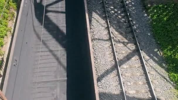 Грузовой поезд едет с пустыми вагонами. Вид сверху в пустых вагонах движущегося поезда . — стоковое видео