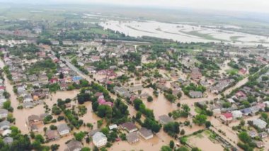 Aerial View City büyük bir nehir tarafından sular altında kaldı. Yağmur sırasında taşan ve büyük bir şehri sular altında bırakan bir nehir..
