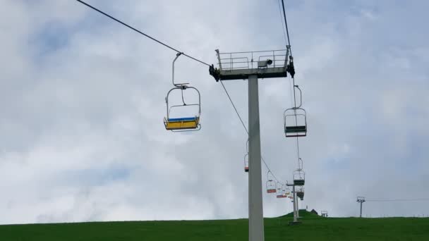 Utsikt från fåtöljen av linbanan på panorama över bergen på en solig sommardag. Vackra Karpatiska berg och linbana hissen till berget High Top. — Stockvideo