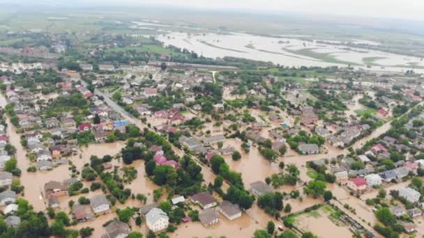 A légi kilátást elárasztja egy nagy folyó. Egy folyó, ami túlcsordult az esőben és elárasztott egy nagyvárost.. — Stock videók