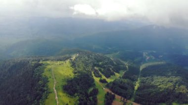 Hava Aracı Manzarası: Ukrayna 'daki Karpatlar' ın muhteşem manzarası. Dağın tepeleri yeşil çimenler ve alp ağaçlarıyla kaplıdır. Muhteşem dağlara seyahat et.