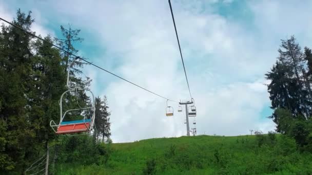 Utsikt från fåtöljen av linbanan på panorama över bergen på en solig sommardag. Vackra Karpatiska berg och linbana hissen till berget High Top. — Stockvideo