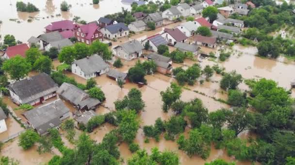 Milieuramp en klimaatverandering. Luchtfoto rivier die de stad en huizen overstroomde. Overstroomde huizen in het water. — Stockvideo