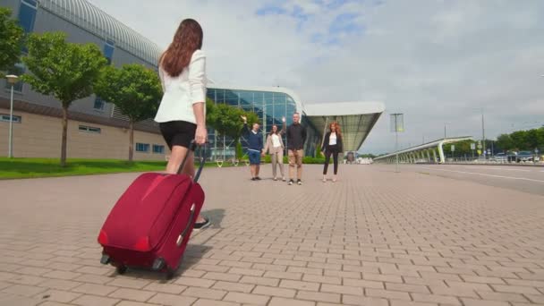 Killen har ett frieri nära flygplatsterminalen. Bruden med bagage i händerna går med på frieriet och är känslomässigt lycklig. — Stockvideo