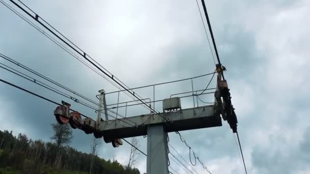 Een blik op de ondersteuning van de skilift en de beweging van de kabelbaan. Uitzicht vanaf de toeristen stoel op de kabelbaan. — Stockvideo