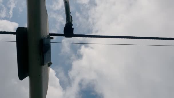 Um olhar para o apoio do teleférico e o movimento do teleférico. Vista dos turistas assento no teleférico . — Vídeo de Stock