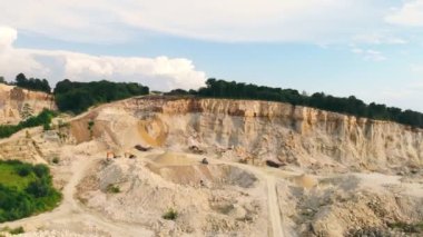 Büyük endüstriyel kum ocağı. Kum ocağında çalışan ekipmanlar. Kumun çıkarıldığı dağ.