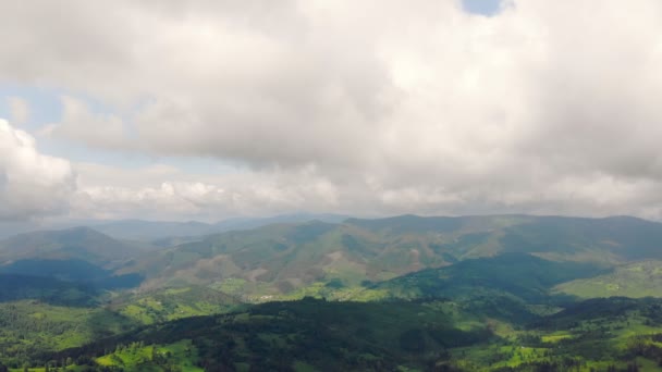 Letecký dron Pohled na hory pokryté zelenou trávou a zelenými stromy. Pohled na vrcholky hor pokryté hustými lesy. Nádherný výhled na Karpatské hory na Ukrajině. — Stock video