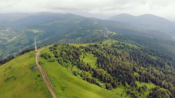 Cordillera de vista aérea en la que se encuentra la estación transmisora. Red de radar en la cima de la montaña, vista desde una altura — Vídeo de stock