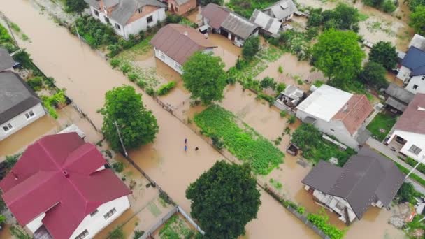 Widok z lotu ptaka Powodzie i zalane domy. Masowe klęski żywiołowe i zniszczenia. Duże miasto jest zalane przez powodzie i deszcze.. — Wideo stockowe