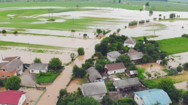 Vista aérea Inundaciones y casas inundadas. Desastres naturales masivos y destrucción. Una gran ciudad se inunda después de inundaciones y lluvias . — Vídeos de Stock