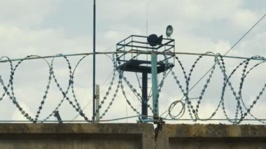 Dikenli teller ve gözlem. Giriş ve çıkışın yasak olduğu bölge. Koruma Alanı.