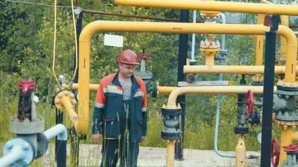 Μηχανικός στο συγκρότημα διανομής αερίου κάνει παράκαμψη στο βενζινάδικο. Υπάλληλος εταιρείας παραγωγής αερίου εργάζεται σε σταθμό παραγωγής αερίου — Αρχείο Βίντεο