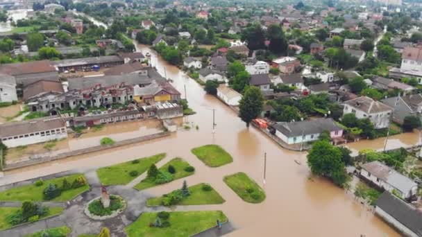 Widok z góry na zalane domy i miasto. Powódź po powodziach z gór. Domy są zalane brudną wodą zalewanej rzeki. — Wideo stockowe